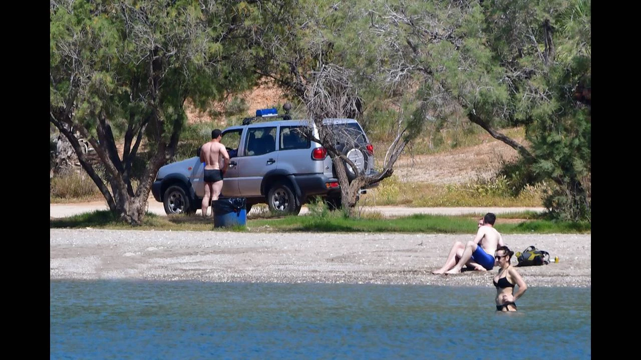 Ναύπλιο: Συναγερμός στην παραλία της Καραθώνας – Έντρομοι οι κάτοικοι ειδοποίησαν το λιμενικό! (εικόνες, βίντεο)